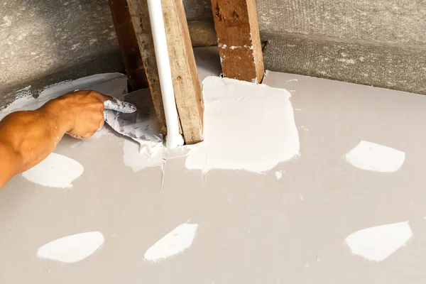 Plafond reparatie voor huis renoveren — Stockfoto