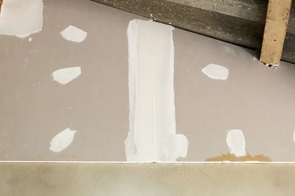 Plafond reparatie voor huis renoveren — Stockfoto