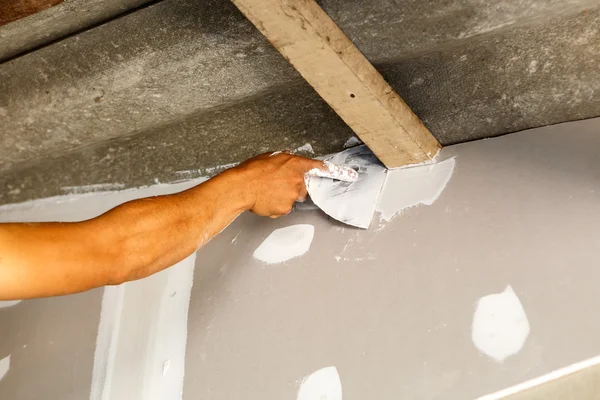 Plafond reparatie voor huis renoveren — Stockfoto