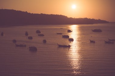 Denizde gün doğumu tekneyle