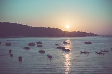 Denizde gün doğumu tekneyle