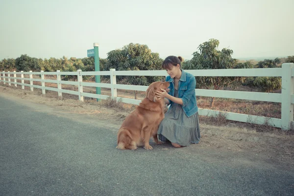 Golden retriever dog and Beautiful woman — Stock Photo, Image