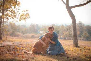 Golden retriever köpek ve güzel kadın