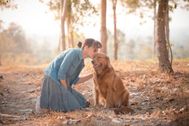 Golden retriever köpek ve güzel kadın