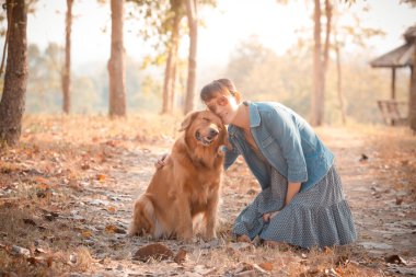 Golden retriever köpek ve güzel kadın