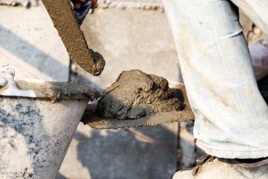 İnşaat Duvarında Sıvacı Beton İşçisi