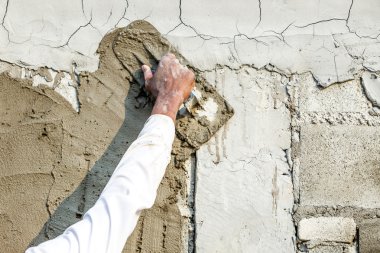 İnşaat Duvarında Sıvacı Beton İşçisi