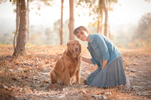 Golden retriever cão e mulher bonita — Fotografia de Stock