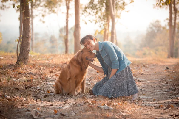 골든 리트리버 강아지와 아름 다운 여자 — 스톡 사진