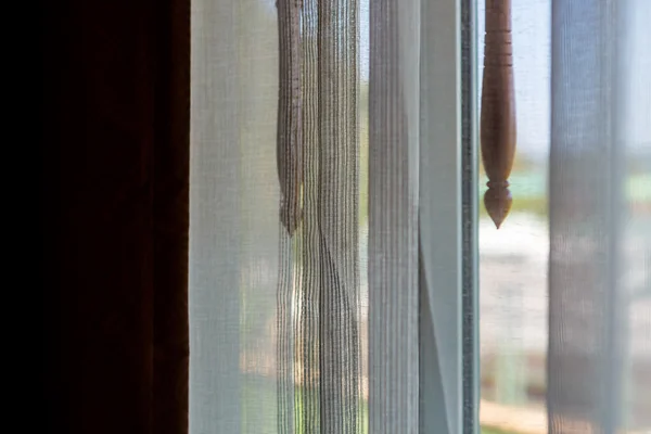 Závěs na okno v luxusně zařízeném pokoji — Stock fotografie