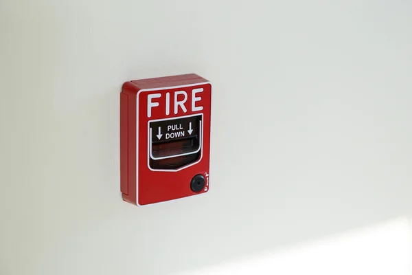 Roter Kasten Feueralarm an Wand — Stockfoto