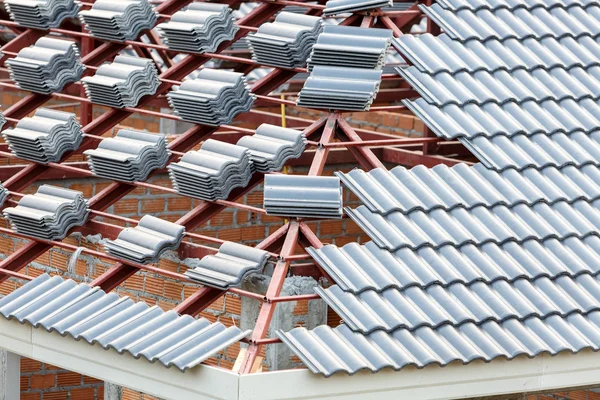 Dak in aanbouw met stapels van dakpannen voor home build — Stockfoto