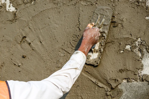Штукатурка бетону робітник на стіні будівництва будинку — стокове фото