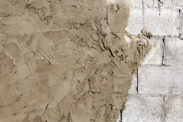 Travailleur en béton plâtrier au mur de construction de la maison — Photo