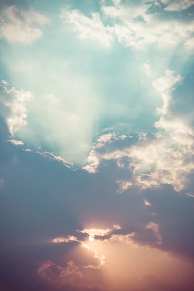 Luz solar con nube en el cielo azul — Foto de Stock