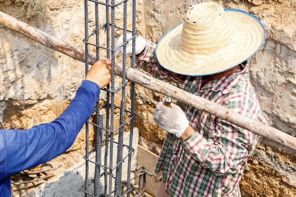 Barra de acero de flexión del trabajador para el trabajo de construcción — Foto de Stock