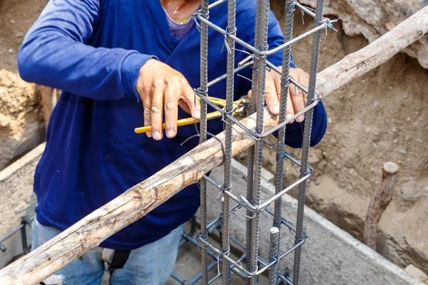 Bükme çelik çubuk inşaat işi için işçi — Stok fotoğraf