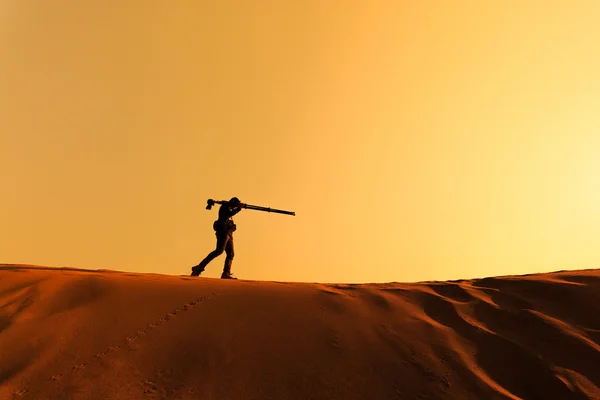 Ένας άνθρωπος περπατώντας στην άμμο της ερήμου — Φωτογραφία Αρχείου
