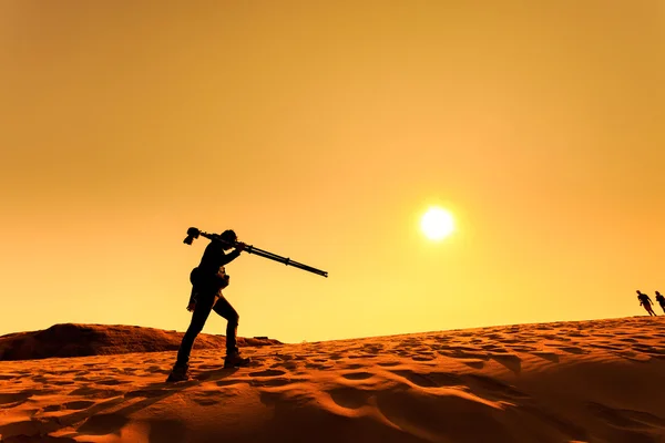 Um homem caminhando no deserto de areia — Fotografia de Stock