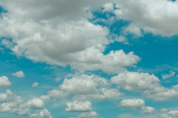 Nube su cielo blu — Foto Stock