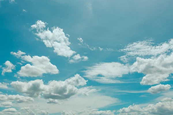 Nube su cielo blu — Foto Stock