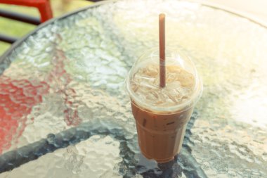 Buzlu kahve kafede masada