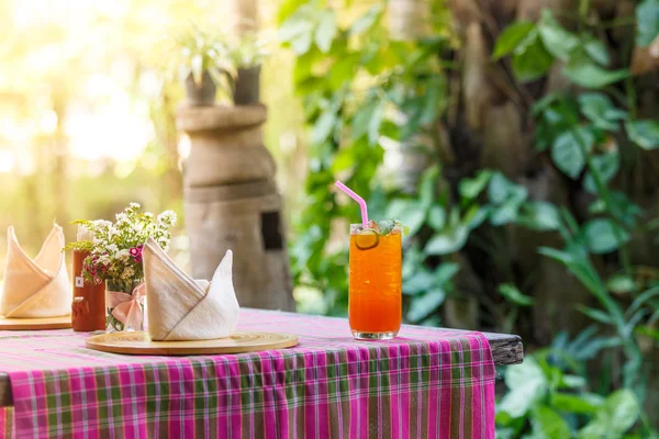 Tea cocktail with lemon and ice on table — Stock Photo, Image