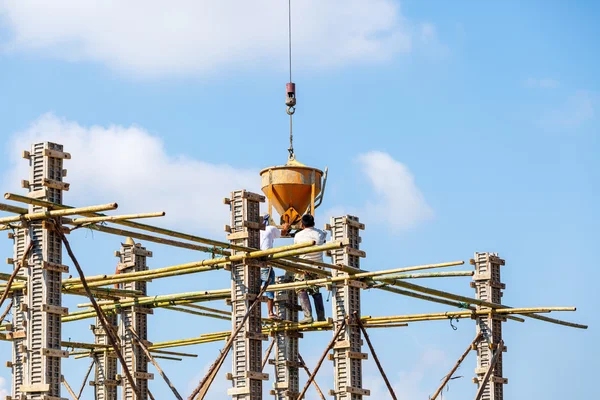 Crane arbetar inom byggsektorn med blå himmel — Stockfoto