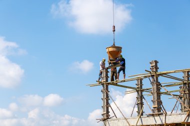 Mavi gökyüzü inşaat işinde çalışan vinç 