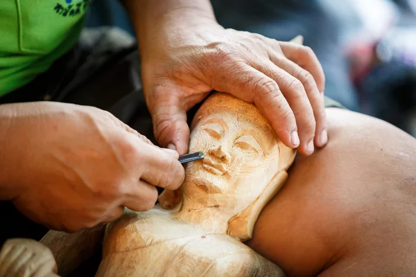 Hand van houtsnijwerk — Stockfoto