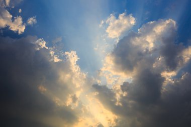 Güneş ışığı mavi gökyüzü bulut ile