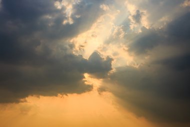 Güneş ışığı mavi gökyüzü bulut ile