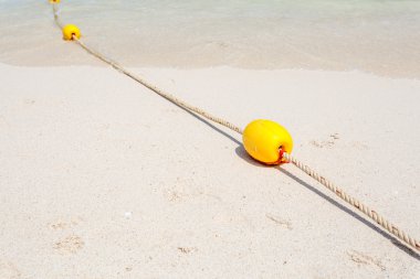 Sahilde sarı şamandıra