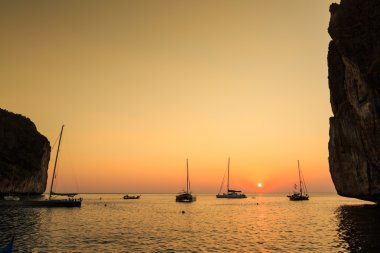 Denizde gün doğumu tekneyle