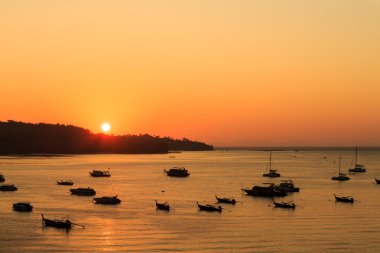 Denizde gün doğumu tekneyle