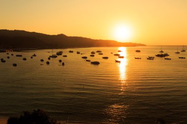 Denizde gün doğumu tekneyle