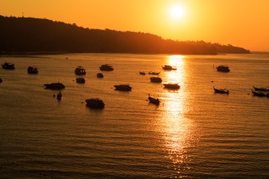 Denizde gün doğumu tekneyle