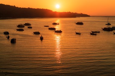 Denizde gün doğumu tekneyle