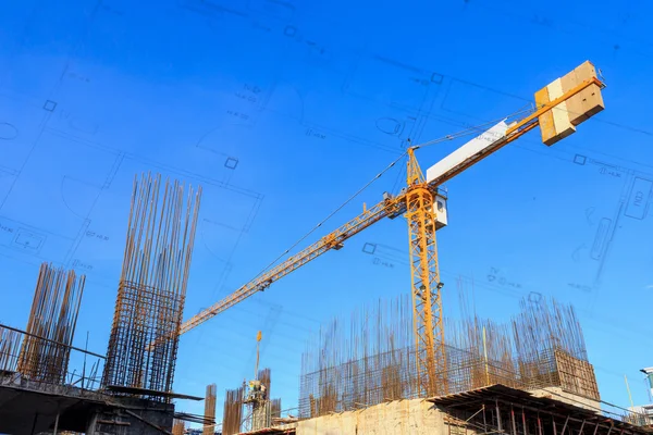 Construcción de grúas y obras bajo cielo azul con dibujo —  Fotos de Stock