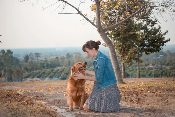Красивая женщина с милой золотистой собакой ретривер — стоковое фото