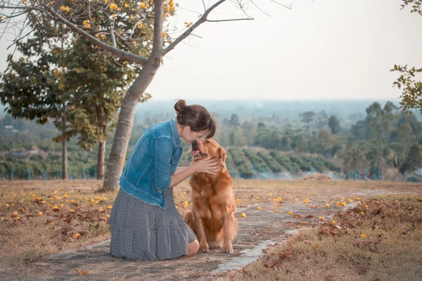 Mulher bonita com um cão bonito golden retriever — Fotografia de Stock