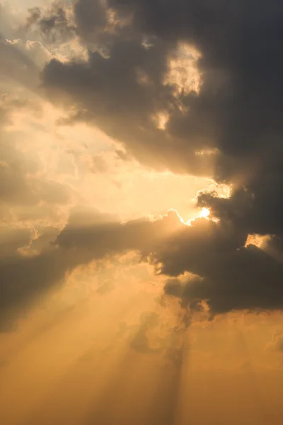 Sonnenlicht mit Wolken am blauen Himmel — Stockfoto