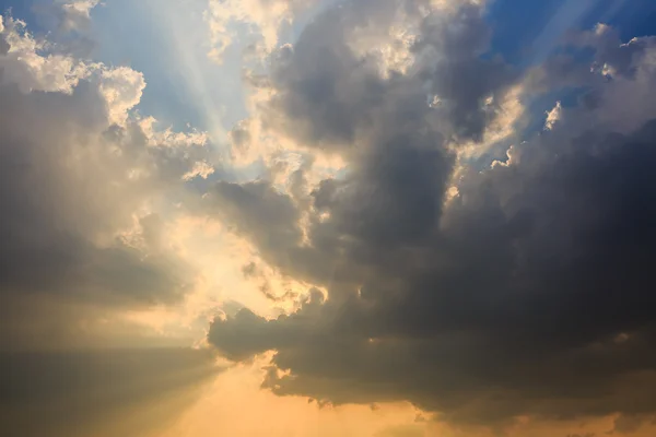 Luz solar con nube en el cielo azul — Foto de Stock