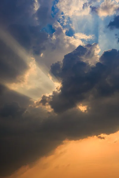 Luz solar con nube en el cielo azul — Foto de Stock