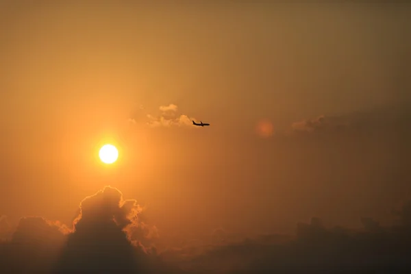 Uçak günbatımı gökyüzü ile — Stok fotoğraf