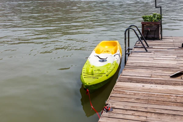 Barco de kayak en gran río — Foto de Stock