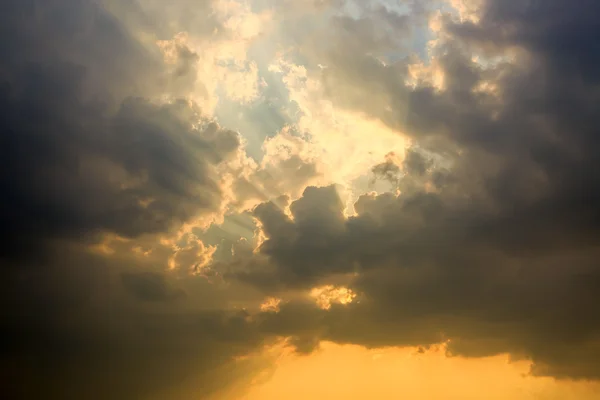 Zonlicht met wolk op blauwe hemel Rechtenvrije Stockfoto's