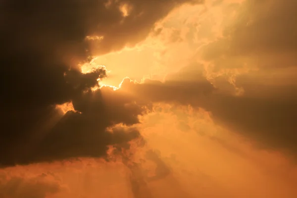 Luz solar con nube en el cielo azul — Foto de Stock