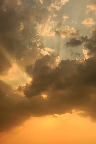 Sluneční světlo se mrak na obloze — Stock fotografie