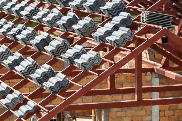 Toit en construction avec des piles de tuiles de toit pour la construction de la maison — Photo